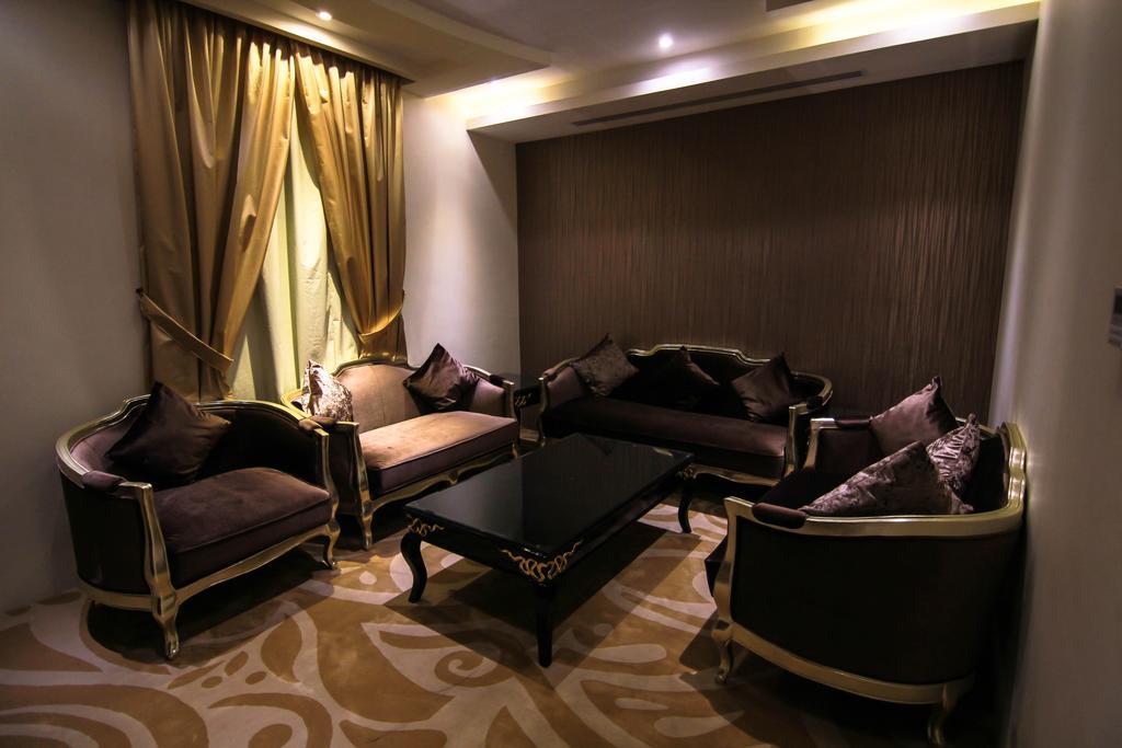 ריאד Rest Night Serviced Apartments- Alhamra חדר תמונה A living room in a hotel