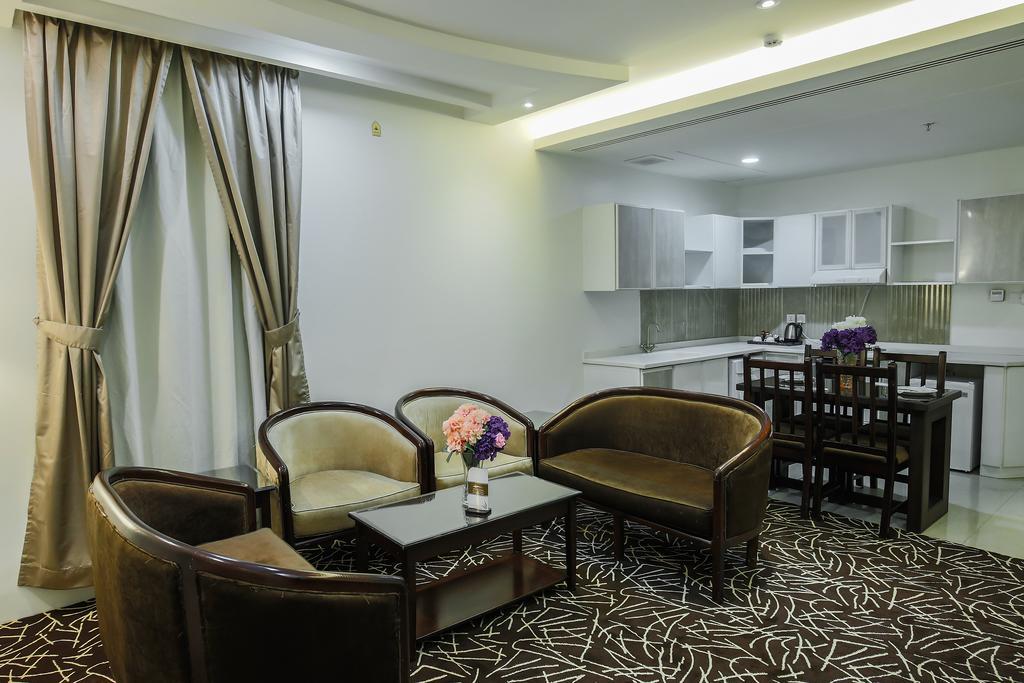 ריאד Rest Night Serviced Apartments- Alhamra מראה חיצוני תמונה A living room in a typical apartment