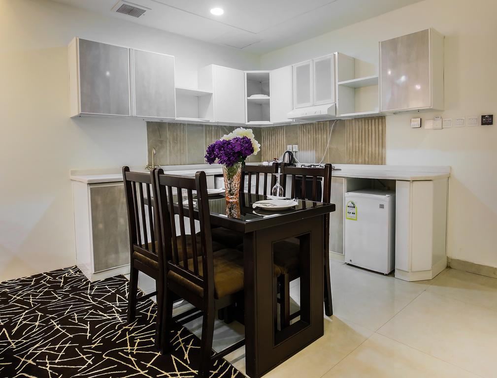 ריאד Rest Night Serviced Apartments- Alhamra מראה חיצוני תמונה A kitchen in a serviced apartment in Cairo, Egypt