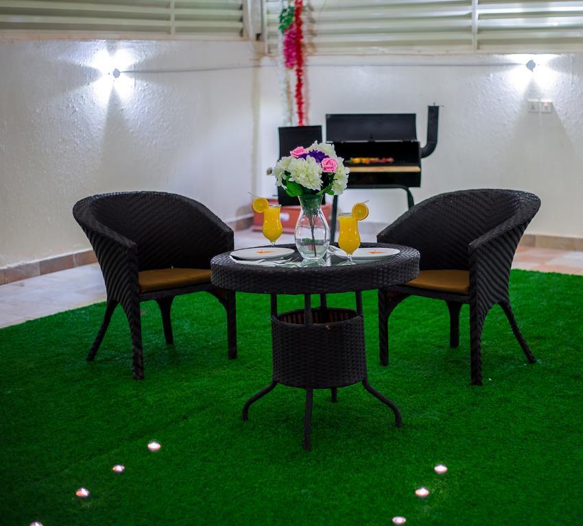 ריאד Rest Night Serviced Apartments- Alhamra מראה חיצוני תמונה Artificial grass in a hotel