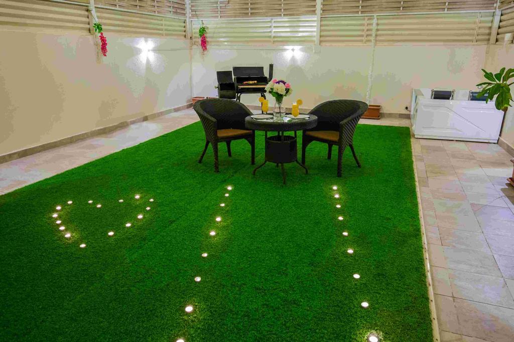 ריאד Rest Night Serviced Apartments- Alhamra מראה חיצוני תמונה Artificial grass in a home
