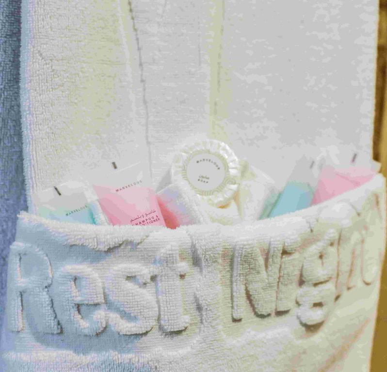 ריאד Rest Night Serviced Apartments- Alhamra מראה חיצוני תמונה A basket of toiletries