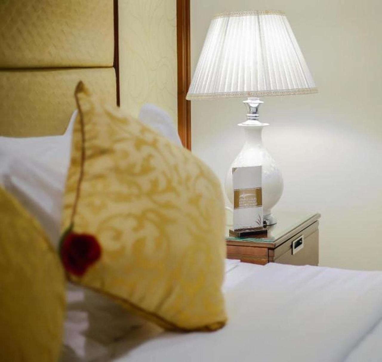 ריאד Rest Night Serviced Apartments- Alhamra מראה חיצוני תמונה A lamp on a bedside table